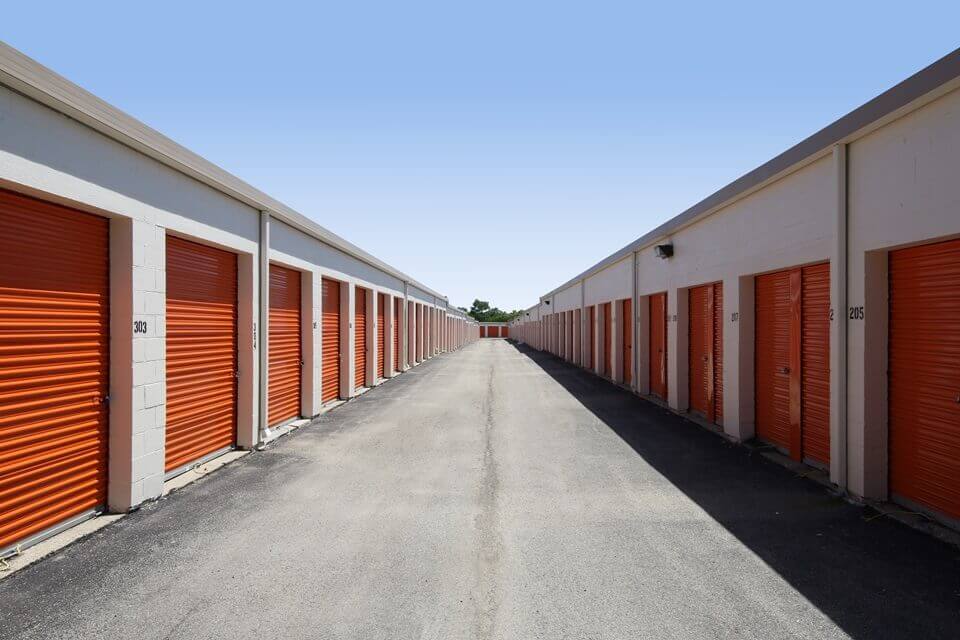 20×10 Public Storage: Parking Lot in Oakbrook Terrace, IL 17 W 170 Roosevelt Road Oakbrook Terrace, Illinois 2