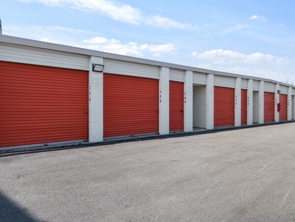 30×10 Garage in Carol Stream, IL 440 E Saint Charles Rd Carol Stream, Illinois 2